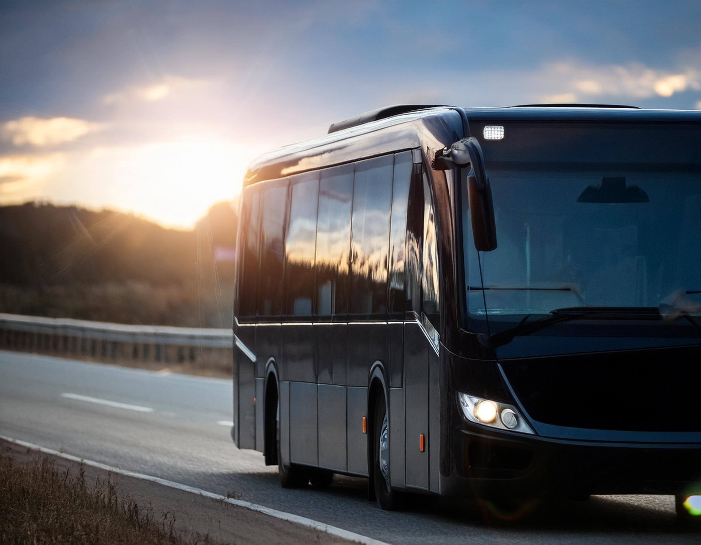 Firefly imagem de ônibus moderno preto andando em uma rodovia 1099