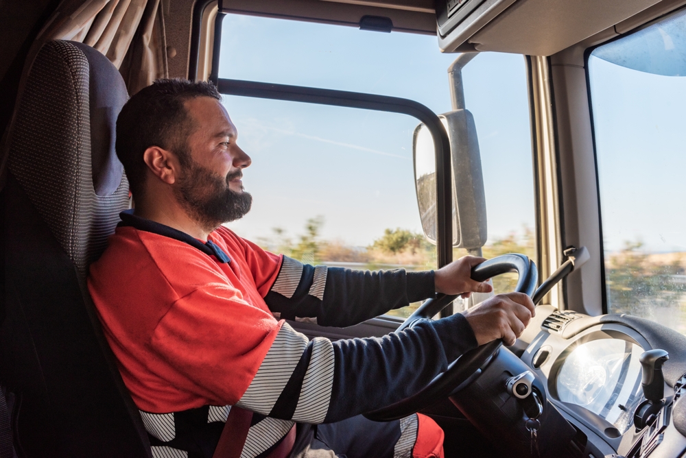 Conductor de furgoneta sonríe al volante